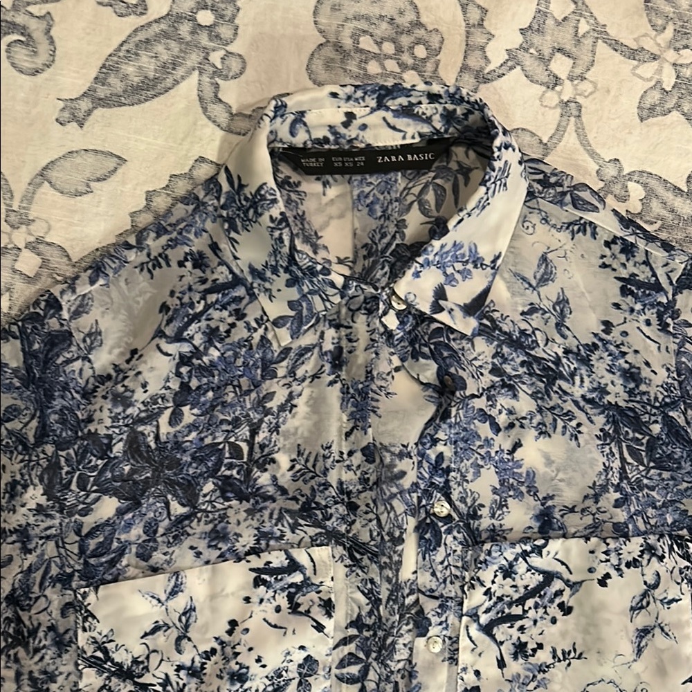 Zara Blue and White Floral Button-Up Shirt